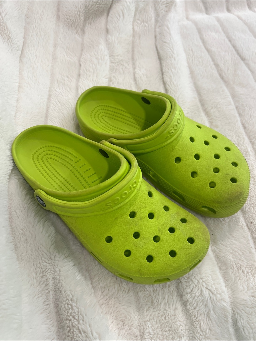 CROCS Classic Clog in Neon Lime Green